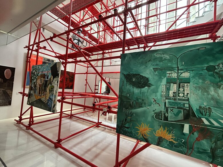 真っ赤なインスタレーションが目に鮮やか！