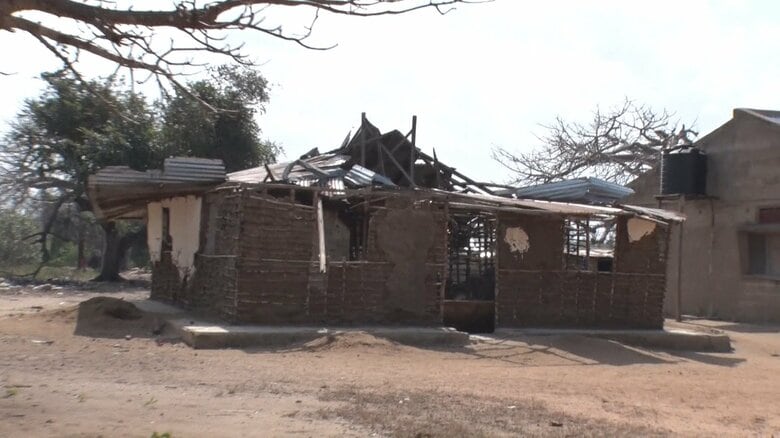 屋根が崩れ、途端が剥がれたままになっている家