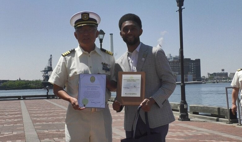 ギフト交換を行う「こじま」船長とボルチモア市長