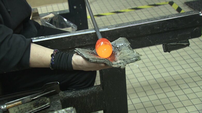 回しながら右手で優しくガラスを触る