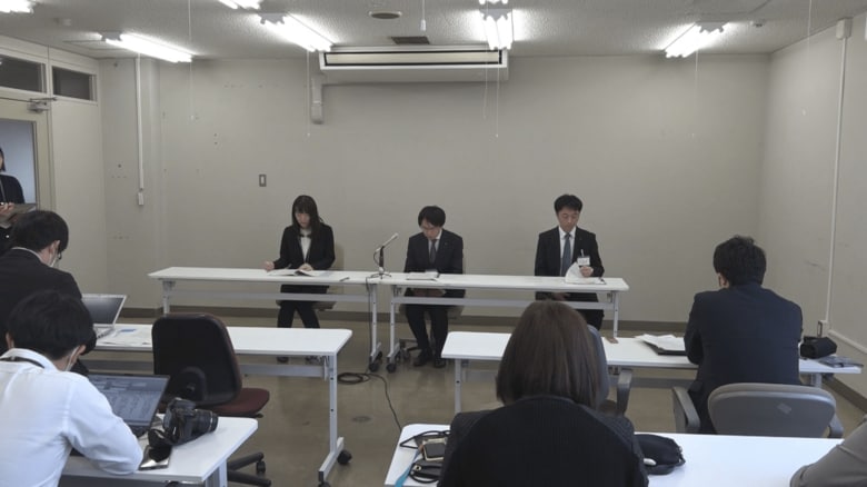 富山県による会見（28日）