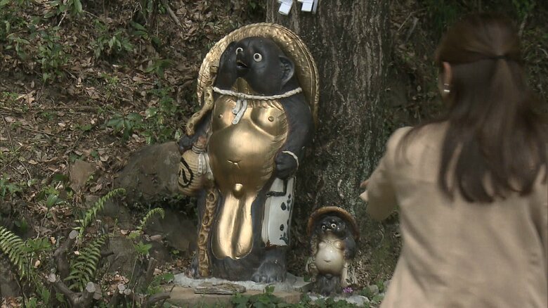 タヌキ駅のシンボルはゴールデンタヌキ