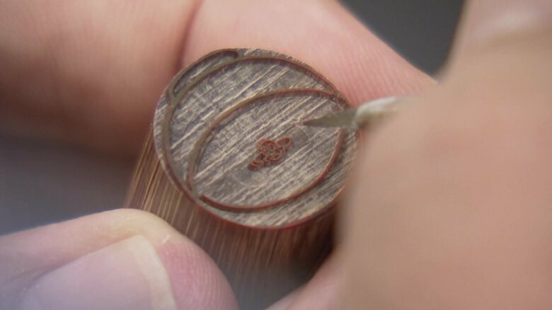 村尾さんの神業で茶柱アザラシを彫っていく