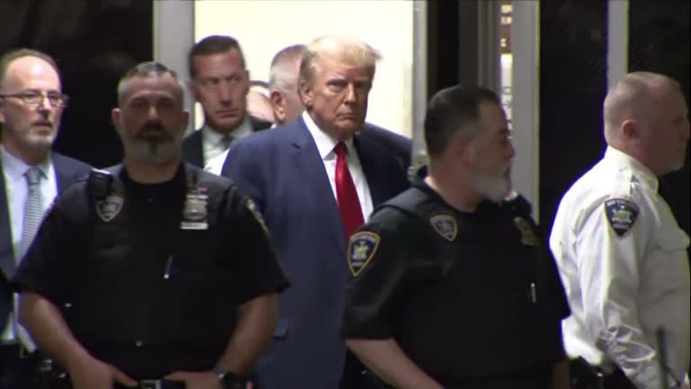 トランプ氏は硬い表情で法廷内へ