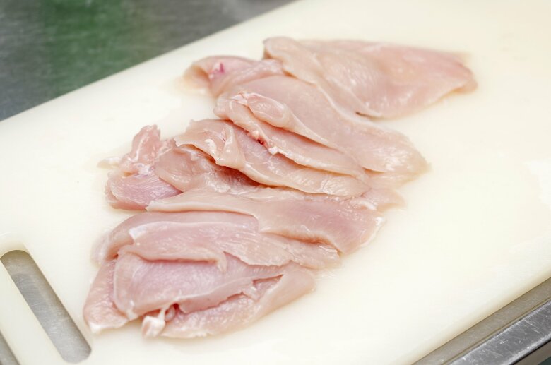 生肉にはさまざまな菌が付着している（画像はイメージ）