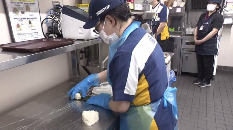 20日に店内調理を再開した大阪の直営店舗での調理の様子