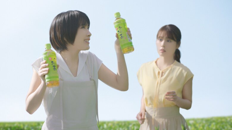 お～いお茶を両手に熱弁