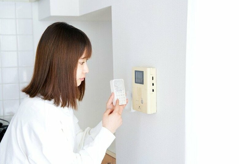 女性が「応答くん」を使う様子（提供：ライソン株式会社）