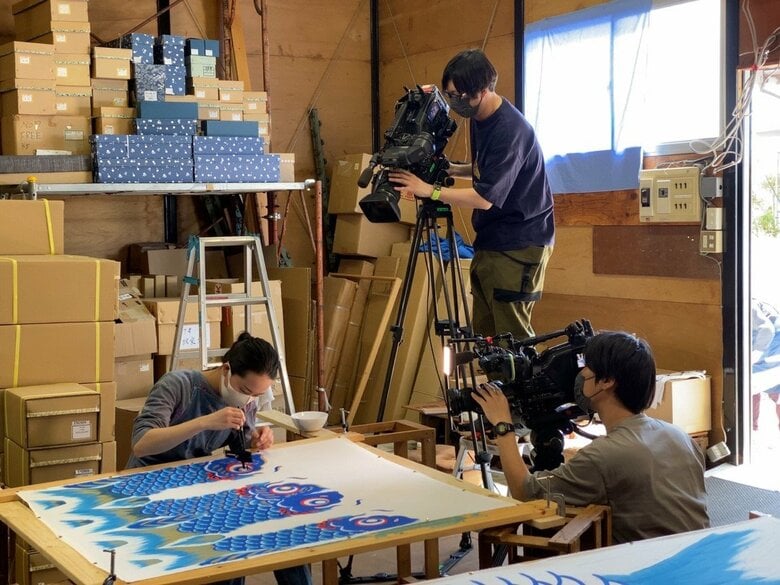 撮影中　太田匠カメラマン（中） 山根昭一カメラマン（右）
