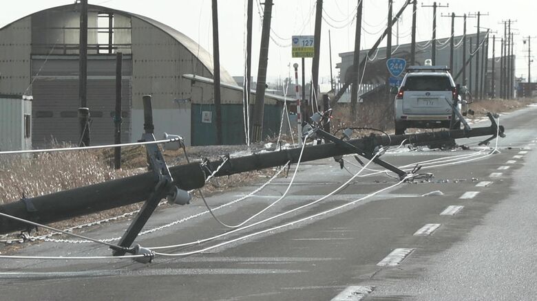 電柱が根元から倒れる被害も