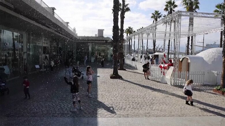 暖冬のスペインで1月に海辺で日光浴