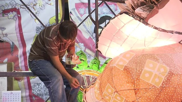 仕事終わりに集まり制作する愛好会メンバー