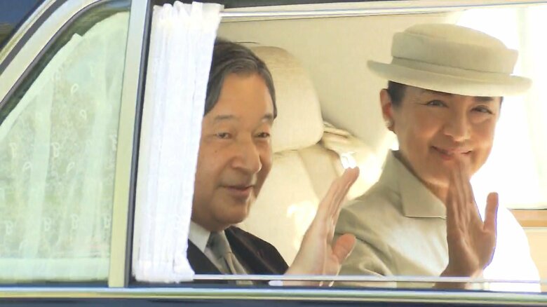 上皇后・美智子さまへのお祝いの挨拶に向かわれる天皇皇后両陛下　10月20日