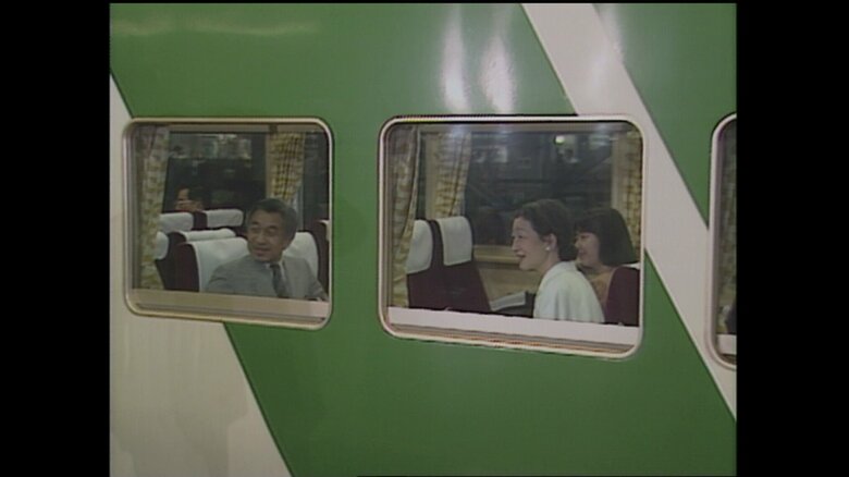 軽井沢に向けて出発される天皇皇后両陛下と長女の紀宮さま