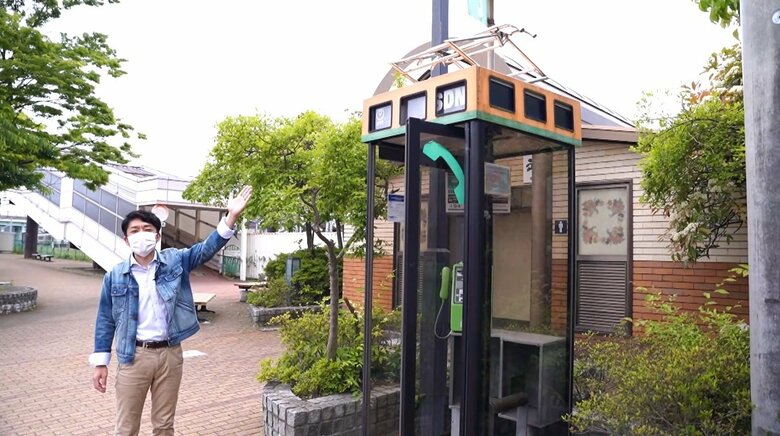 パンタグラフのオブジェが付いた公衆電話