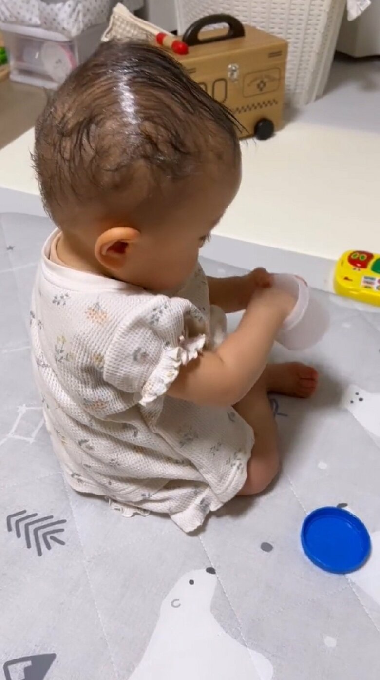 もう一度塗ろうと、容器に手を入れるなのちゃん