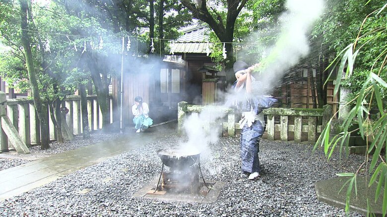くんちと共に伝わる伝統神事「湯立（ゆたて）神事」