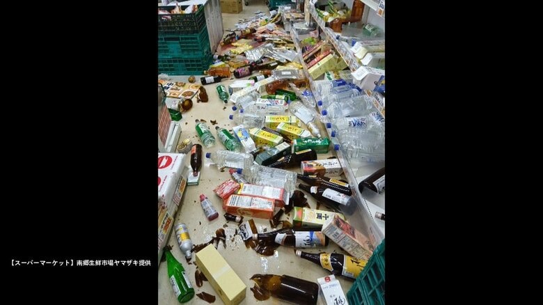 青森・八戸市のスーパーでは陳列されていた商品が床に散乱