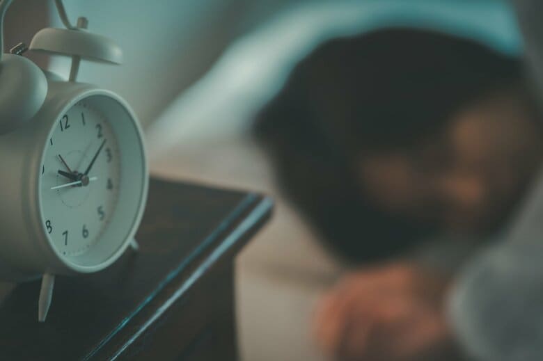 遅起きする“寝だめ”は好ましくない…（イメージ）