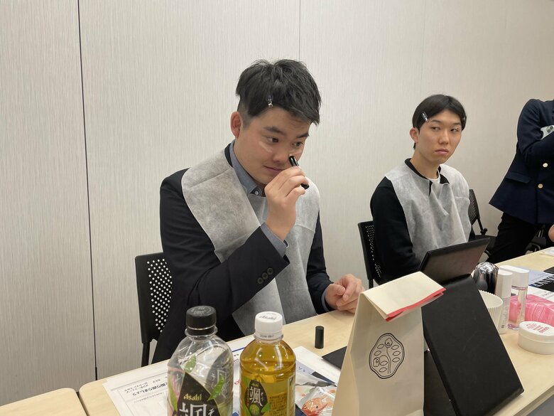 コンシーラーを塗る