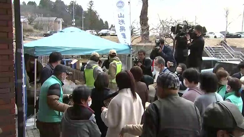 「芋煮」の炊き出しに多くの避難者が