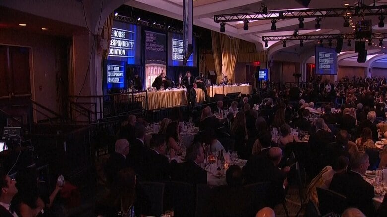 シークレットサービスによって会場から連れ出されるトランプ大統領