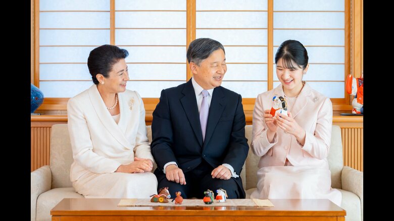 富山県の「紙塑人形」を眺め「鞍も描かれていますね」と述べられる