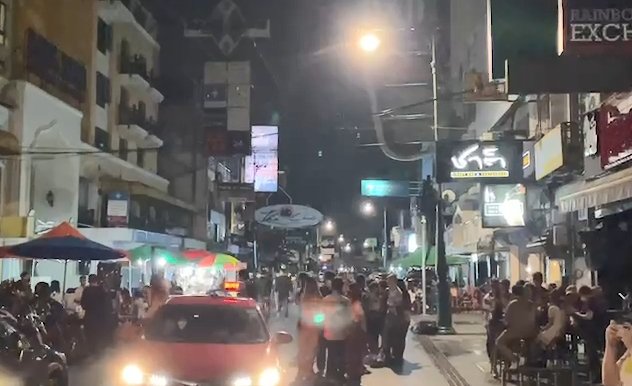 賑わうカオサン通り 2021年11月1日午前0時頃撮影