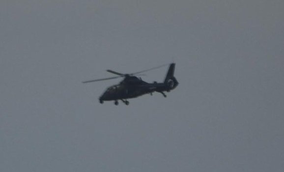 オランダ海軍のNH90ヘリコプターに接近した中国軍のZ-19ヘリコプター（オランダ国防省）