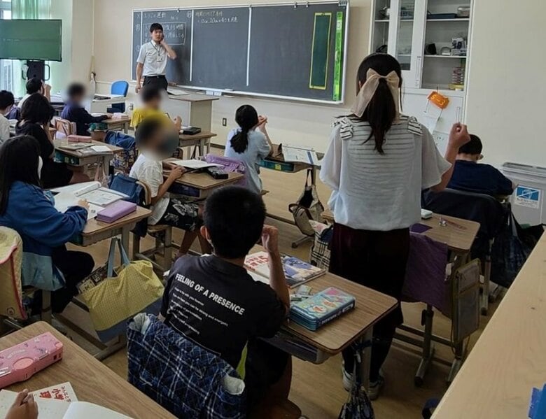 高学年の教室はマスク着用の児童が目立っていた