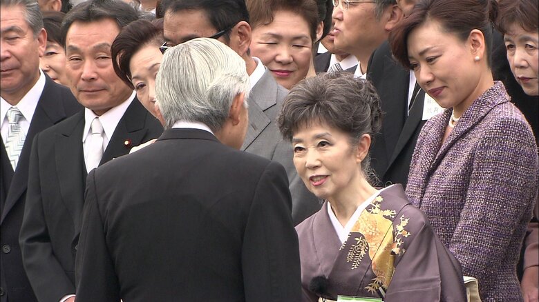 2009年10月 森光子さんと話される上皇さま