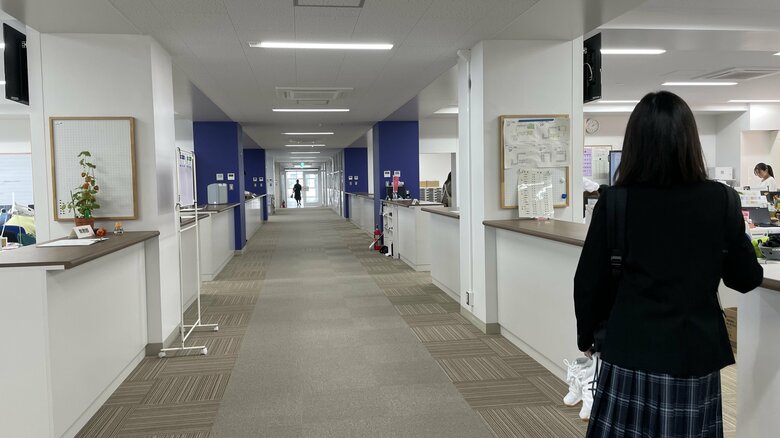 まるでオフィスのような空間の職員室