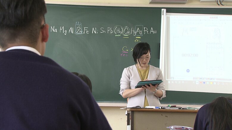 豊玉高校では 物理の教員が化学や生物を教えることも