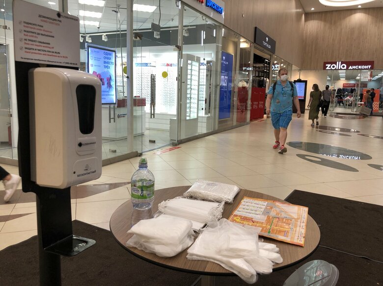 ショッピングモールの入り口に置かれている消毒液と手袋。ロシア人はほとんど使わない（6月）