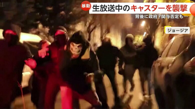 テレビ局の生放送中に、覆面集団が女性キャスターを襲う一部始終⑧