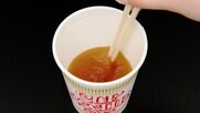 “残り汁”を固めるカップヌードル「専用パウダー」が大人気…そもそも流しに捨てちゃダメ?日清に聞いてみた