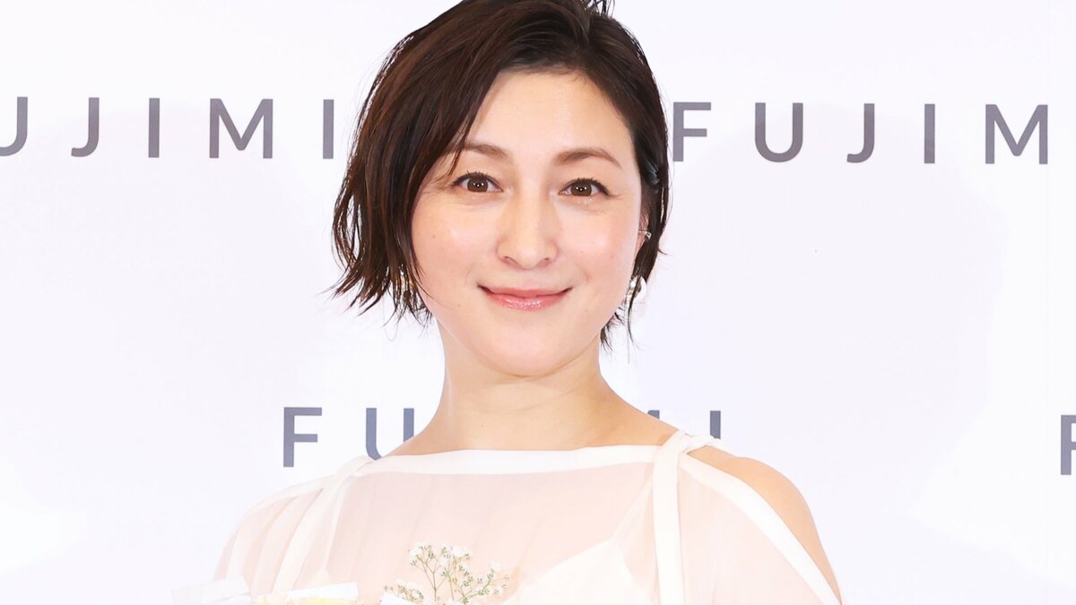 美の秘訣は 広末涼子 シースルーのデコルテ 美脚披露 40歳なのにおかしい と言われた特技とは