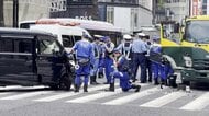 銀座の中心で車とトラック衝突　70代男性搬送 　乗用車が中央線はみ出したか　商業施設立ち並ぶ片側3車線の晴海通り