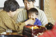 “誤飲”や“やけど”の可能性も！乳幼児の帰省先での事故に要注意…普段と違う環境で双方の対策を消費者庁に聞いた