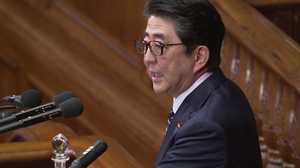 父そっくり黒縁メガネ&電子マネー 安倍総理がWデビューで花束は「妻に」