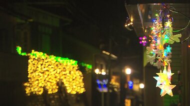 商店街を照らす