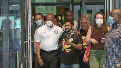 ニューヨーク市に移民到着　メキシコと国境接するテキサス州から移送