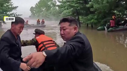 金正恩総書記が救命胴衣付けずゴムボートで水害被災地視察も木に直撃！…死者・行方不明者は最大1500人か
