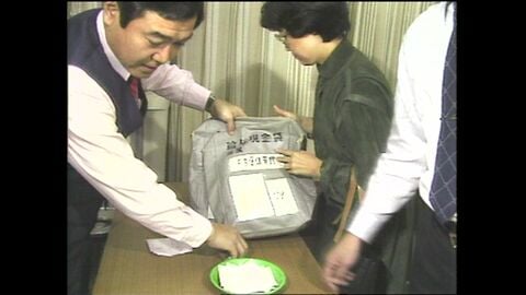 【冬のボーナス 浪費は禁物？】街で聞いたら「いまは貯金の時期」「消費には回さない」「年金あてにできないので半分は投資」昭和・平成のボーナス事情を振り返ると職員が机の上で札束をひらひらと〈北海道〉