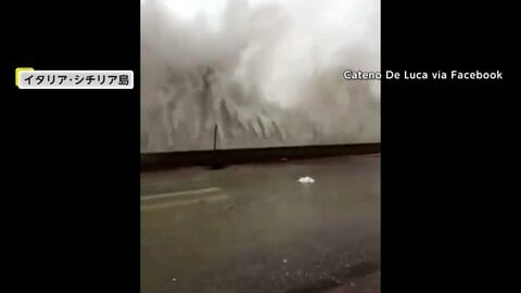 撮影中に市長が高波に襲われ「決してまねしないで」イタリアに“冬の嵐”　60年ぶり記録的大雪のカムチャツカでは5階から雪にダイブ