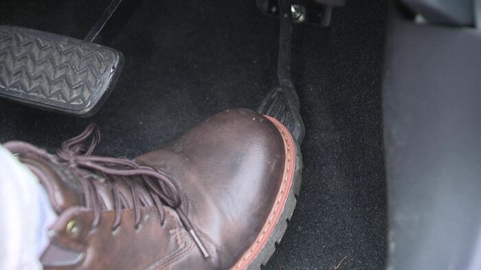 アクセルはそっと踏む