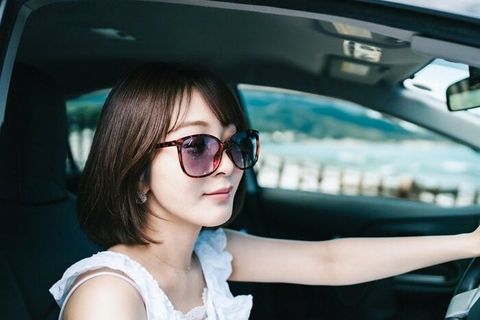 運転時のサングラスは日中か夜間かでおすすめの色が異なる(画像はイメージ)