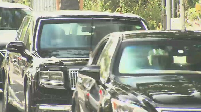 慶應義塾病院へ入る安倍首相(8月18日)