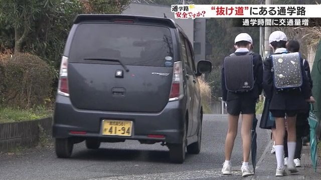 車1台がやっと通れる道