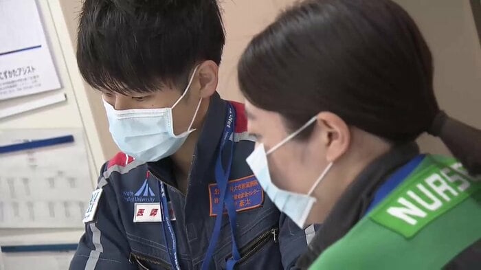 打ち合わせをするフライトドクター森野豪太医師とフライトナース千葉佑佳さん